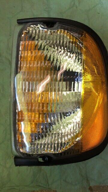 1992-2002 Ford Econoline Van rightt park/side marker light lamp NEW FO2521122.